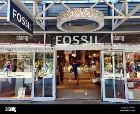 fossil outlet store locations.